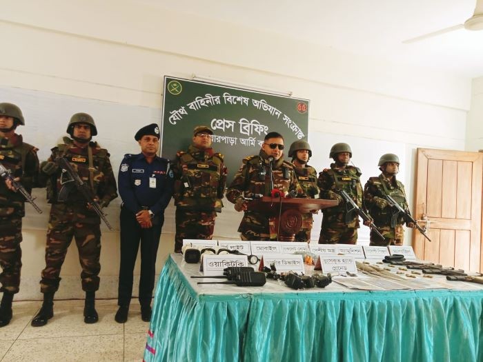 বাঘারপাড়ায় বিপুল অস্ত্র ও বিস্ফোরক উদ্ধার